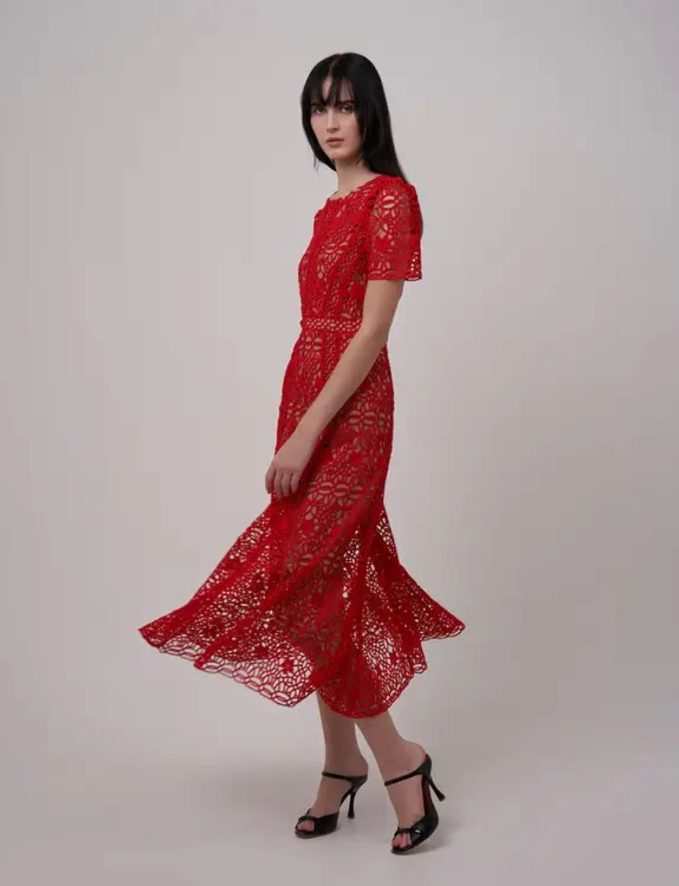 6. Elegan Formal dengan Lace Midi Dress Merah