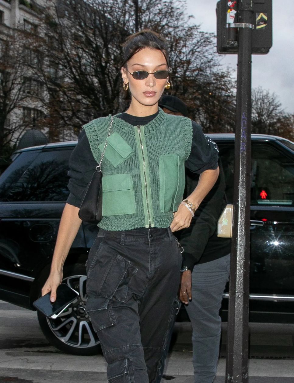 6. Gaya Layering dengan Vest