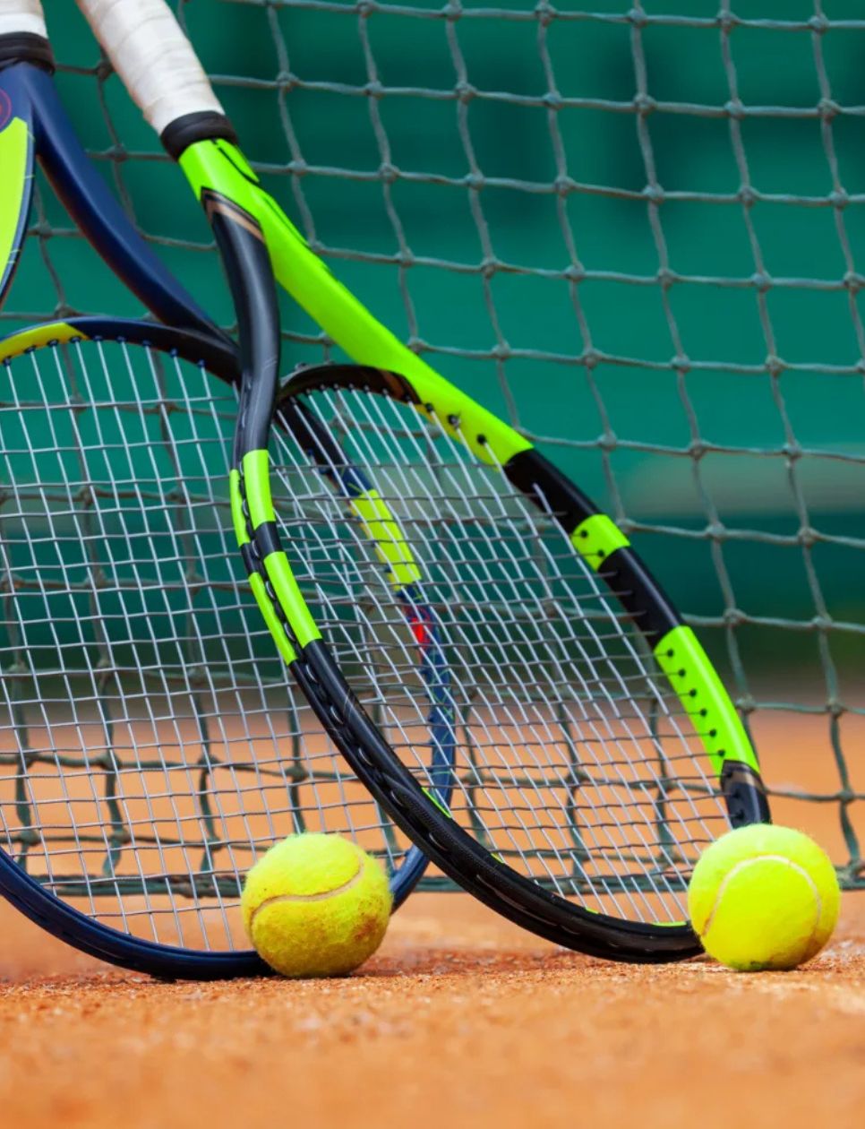Raket dan bola dari tenis (sumber gambar: https://www.reviewed.com/health/features/beginners-guide-tennis-everything-you-need-play)