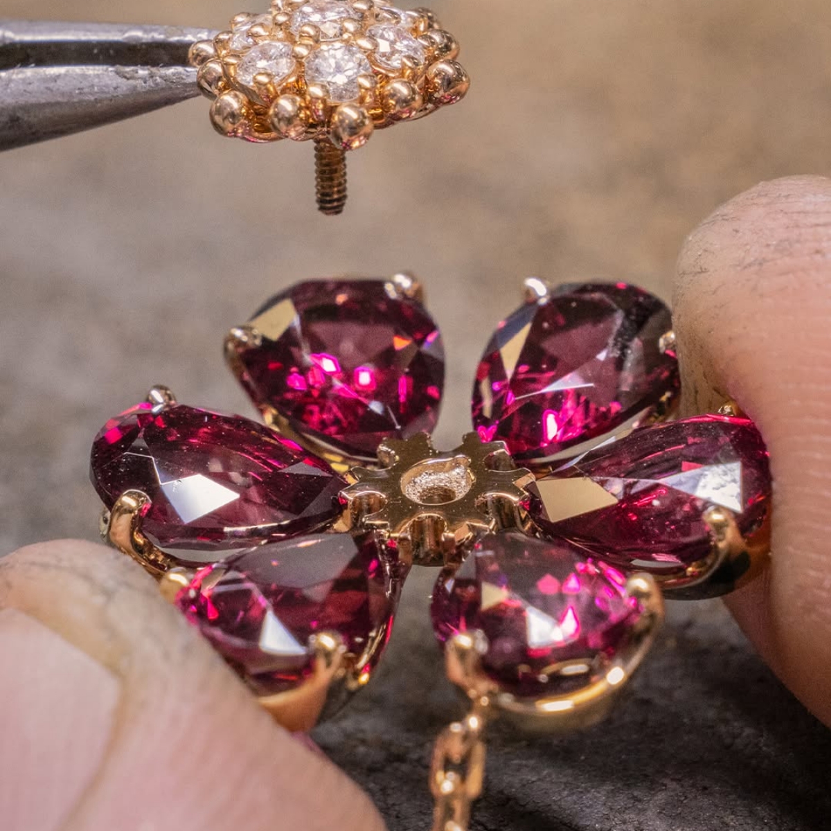 Keahlian luar biasa untuk menciptakan produk Van Cleef & Arpels (Sumber foto: Instagram/vancleefarpels)