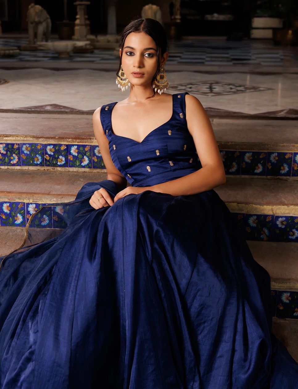Gaun berwarna Deja Vu Blue (sumber: https://www.ragavi.in/products/deja_vu_blue_embroidered_silk_lehenga_set?srsltid=AfmBOop8eWjCUQdTozYa6EKsb9fCALROkFRaDPjtz9YUZAzk44GTZOkq)