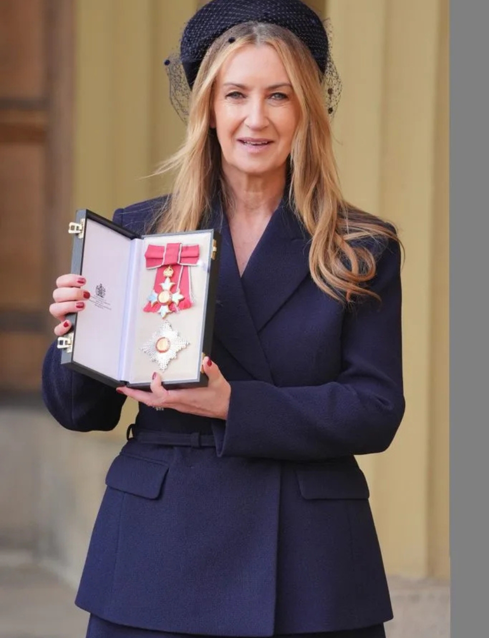 Anya Hindmarch menerima gelar Dame (sumber gambar: https://www.hellomagazine.com/hfm/culture/815574/anya-hindmarch-dame-buckingham-palace-king-charles/)