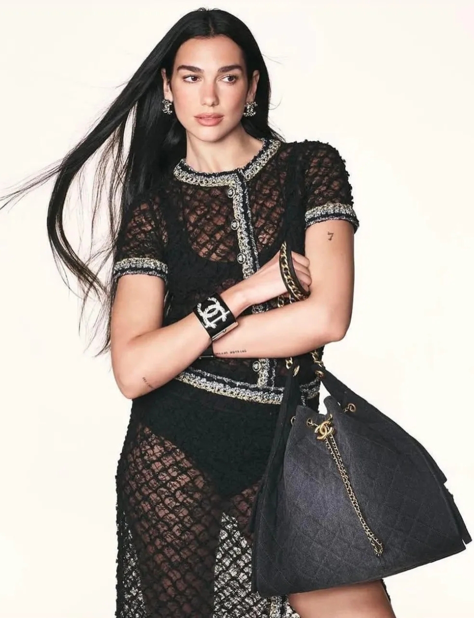 Dua Lipa dengan tas Chanel C25 (sumber gambar: instagram.com/duachile)