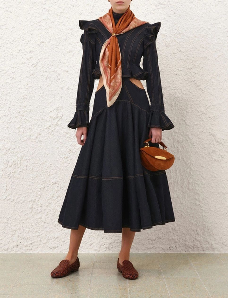 7. Midi Dress dengan Loafers