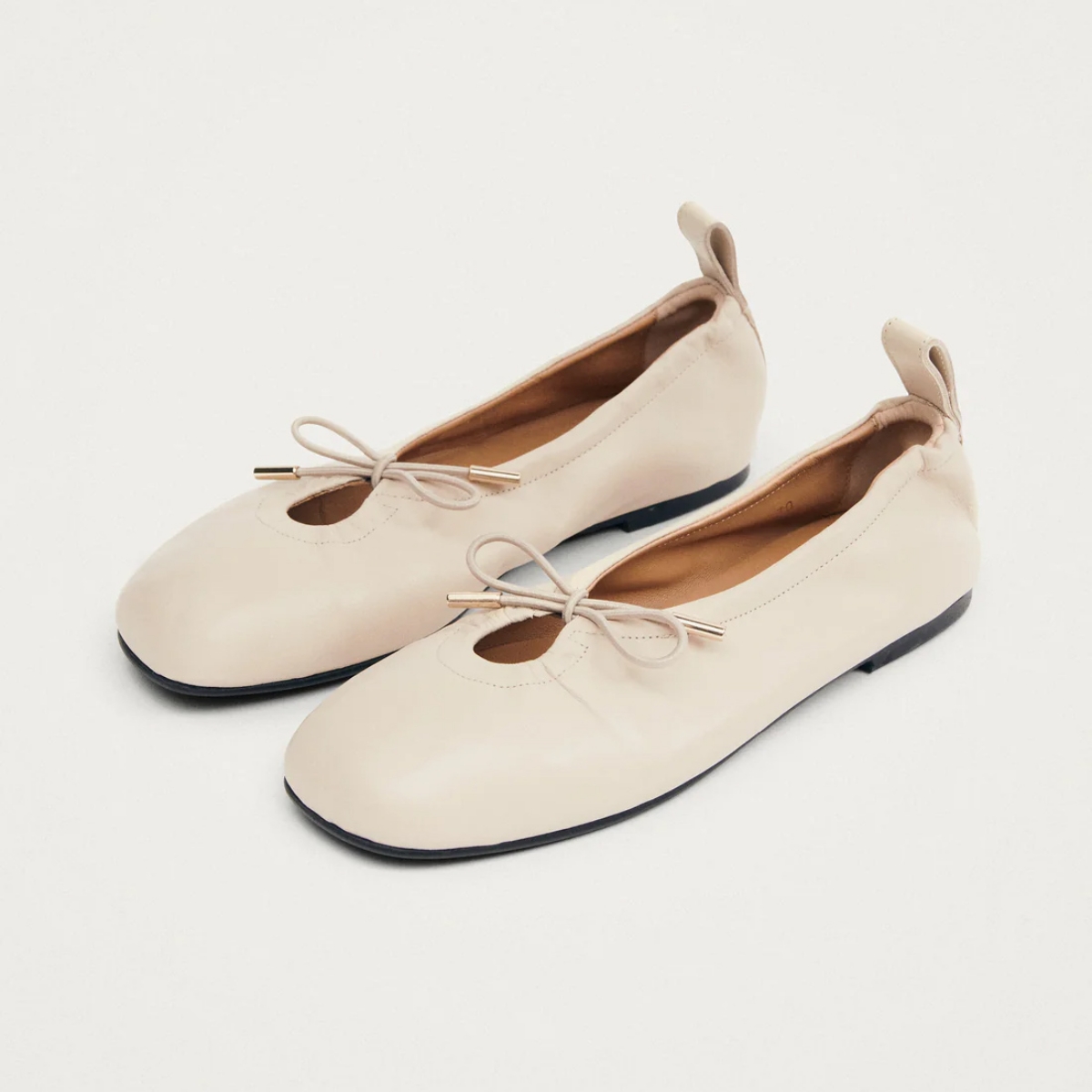 Rosalind Cream Leather Ballet Flats (Sumber foto: alohas.com)