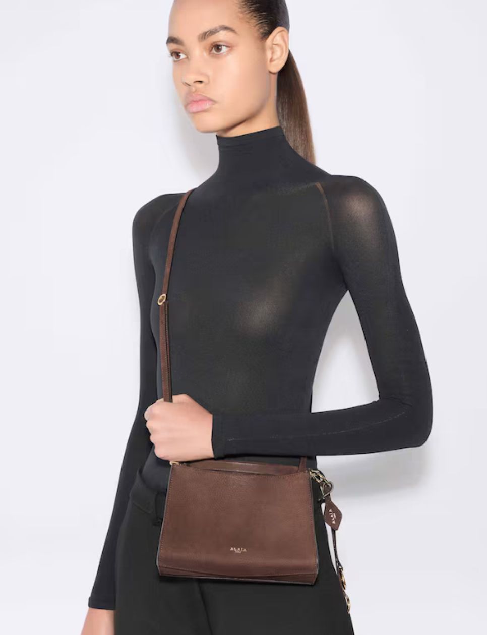 Alaia Le Click Small Square Bag (sumber gambar: maison-alaia.com)