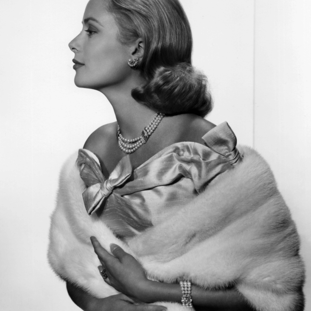 Grace Kelly memakai Van Cleef & Arpels jewelry (Sumber foto: www.vancleefarpels.com)