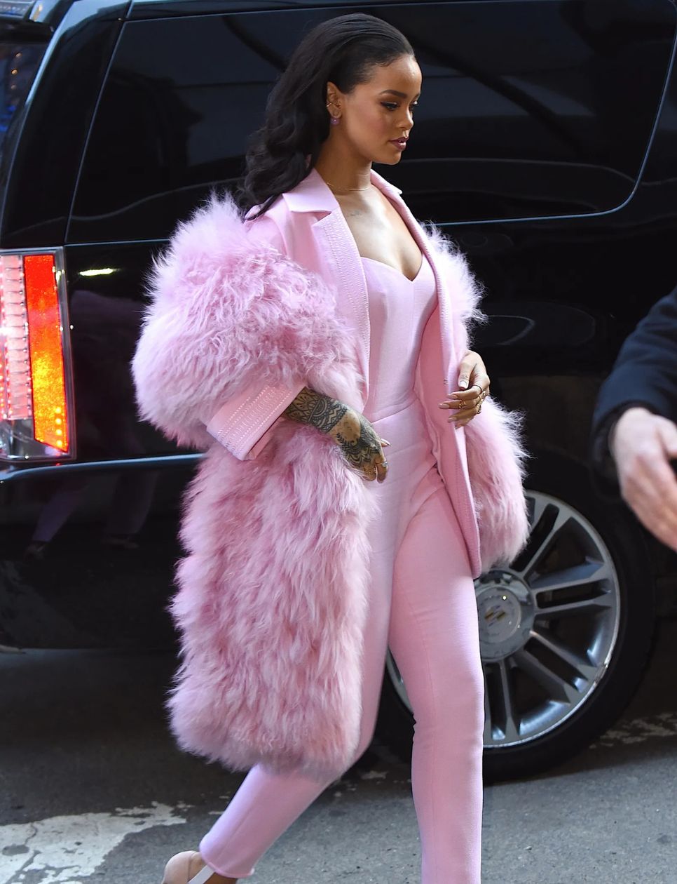 Rihanna menggunakan setelan berwarna pastel pink (sumber gambar: https://www.vogue.com/article/winter-pastel-styling-tips-puffer-coats-rihanna)