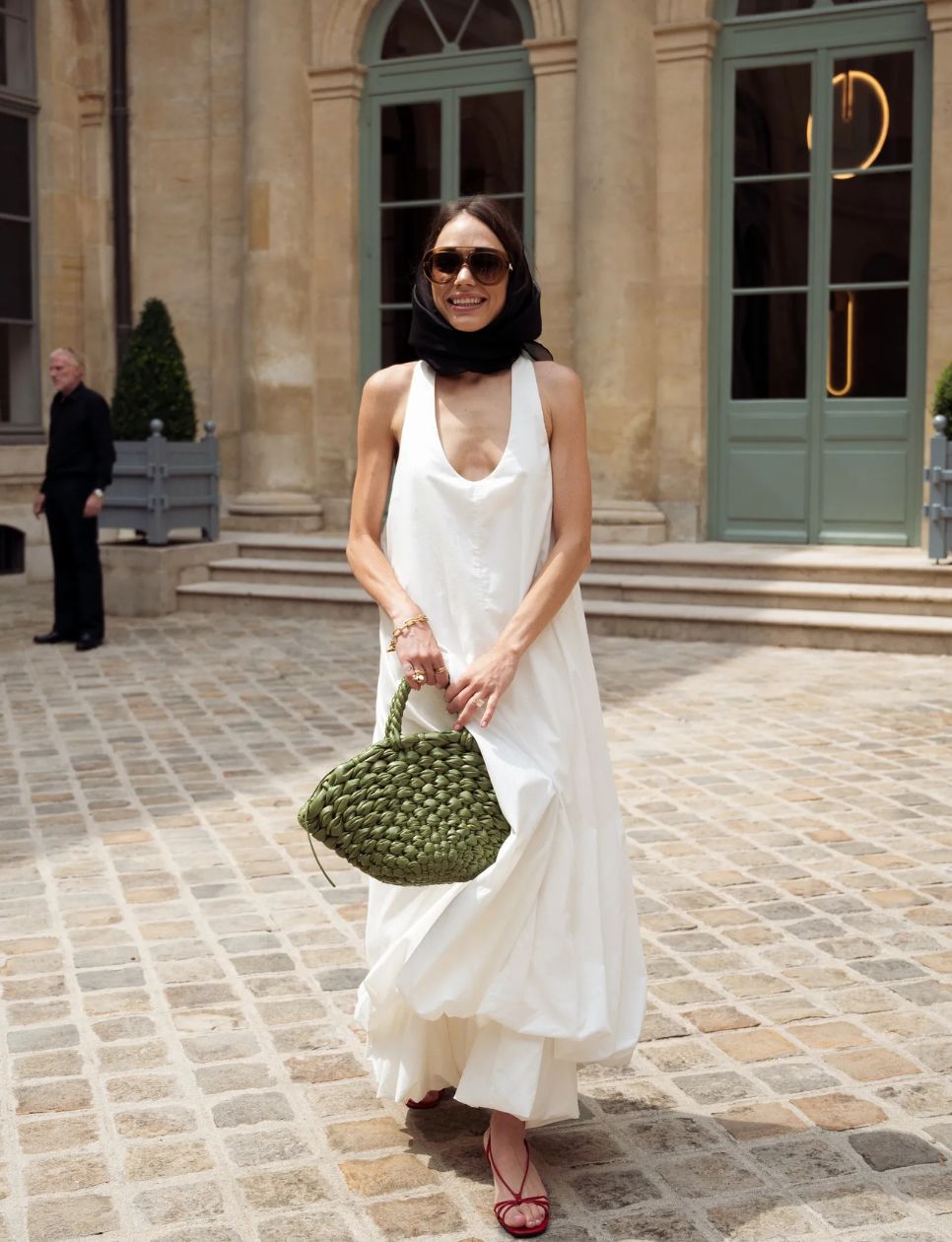 Ivory outfit yang segar dan elegan (sumber gambar: https://www.vogue.com/article/all-white-outfits-for-women)