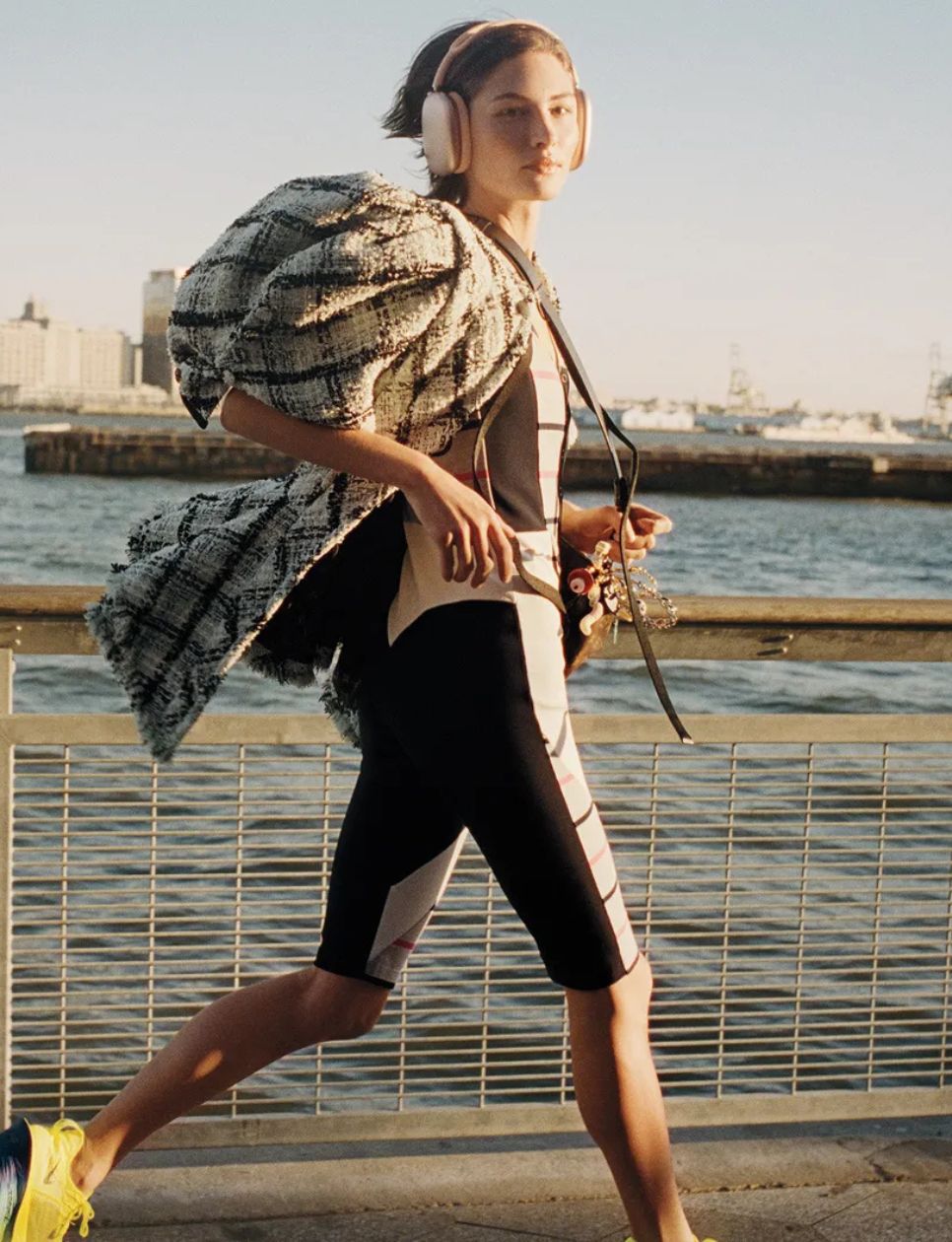 Outfit untuk lari (sumber gambar: https://www.vogue.com/article/commuter-style-fashion-to-move)