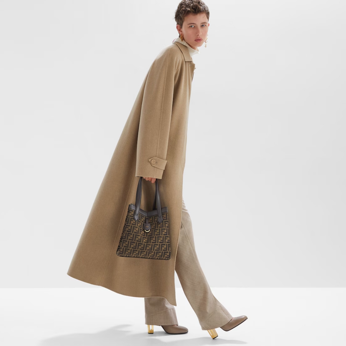 Model memakai tas Fendi yang terinspirasi origami (Sumber foto: www.fendi.com)