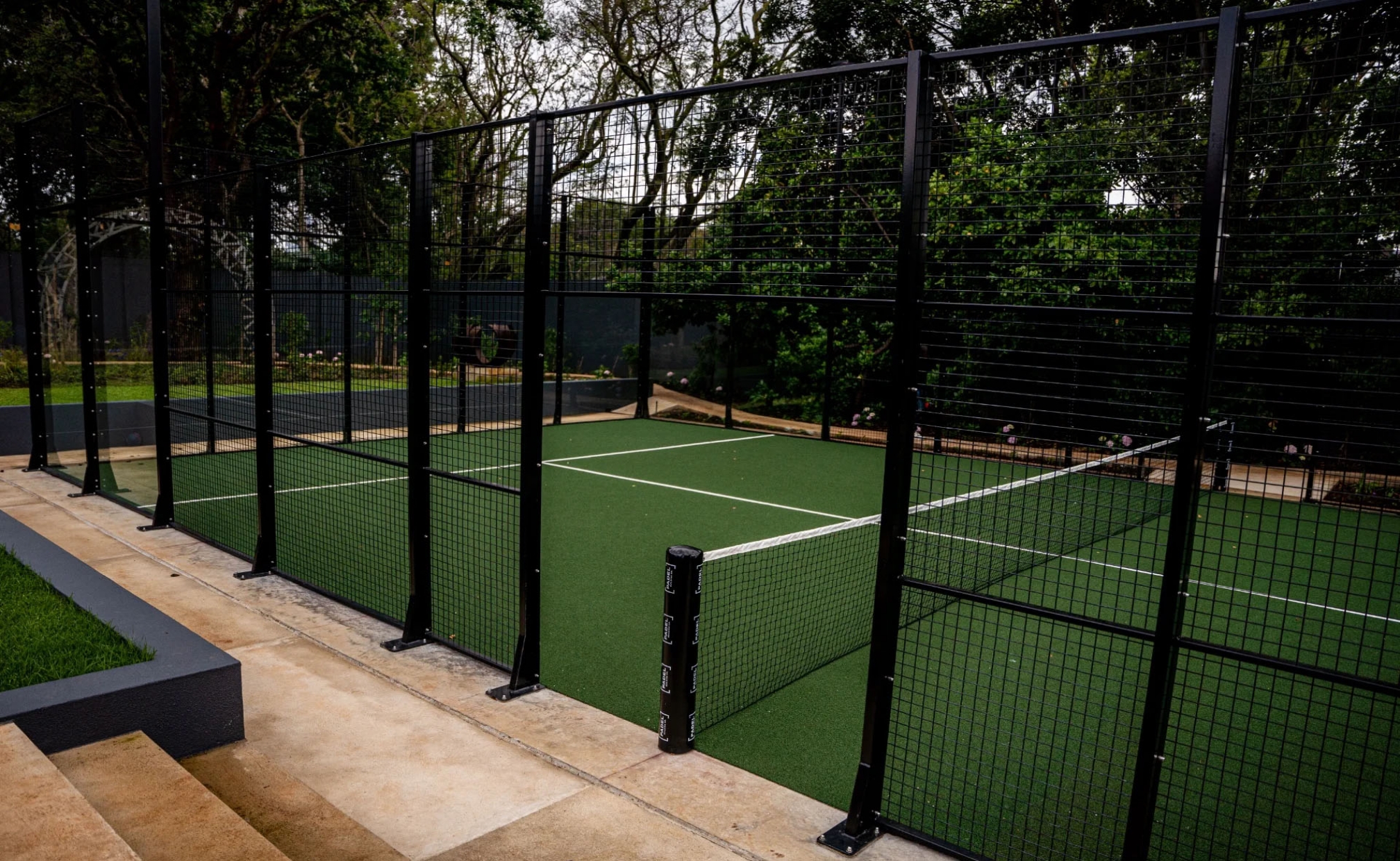 Lapangan rumput sintetis (Sumber foto: www.belgotexsport.co.za)
