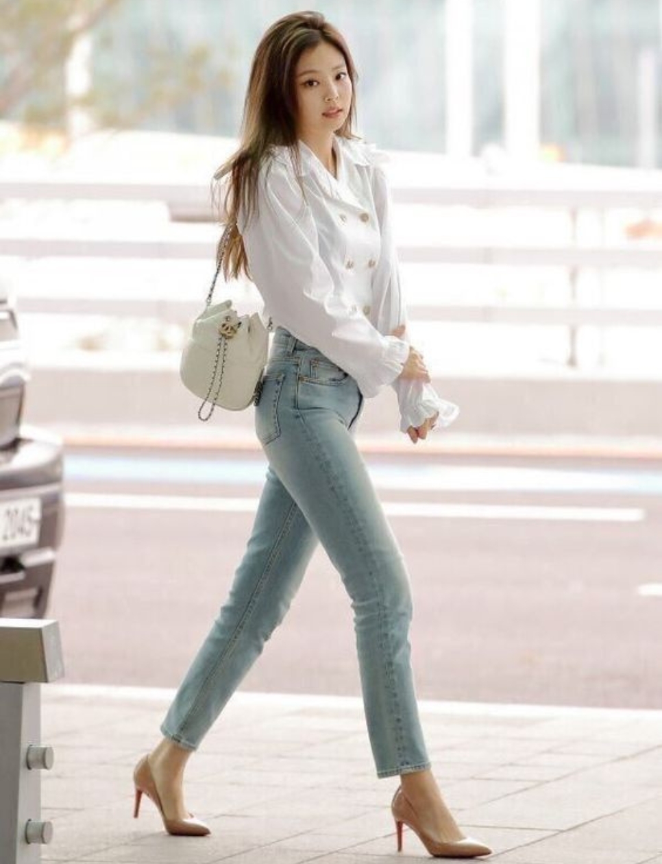 9. Cropped Shirt dan Jeans ala Jennie Blackpink