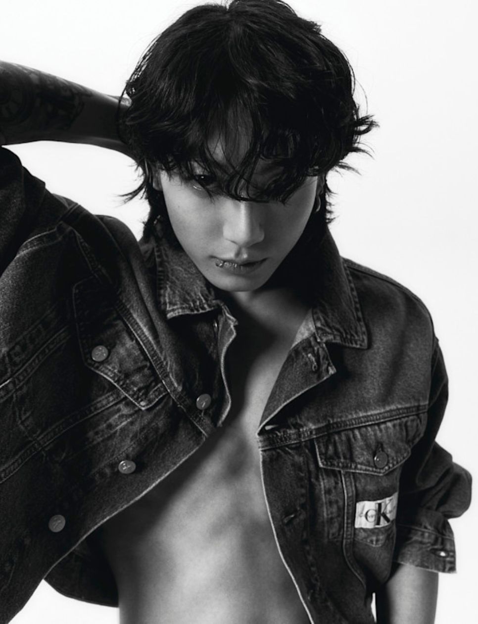 Jungkook x Calvin Klein yang fenomenal (sumber gambar: https://fashionista.com/2023/03/jungkook-bts-calvin-klein-campaign)