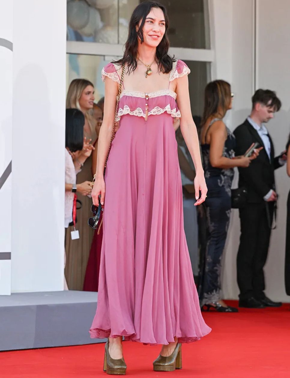 Alexa Chung di red carpet Venice Film Festival (sumber gambar: https://wwd.com/pop-culture/culture-news/gallery/venice-film-festival-2025-red-carpet-photos-1238082092/the-82nd-venice-international-film-festival-day-6-11/)