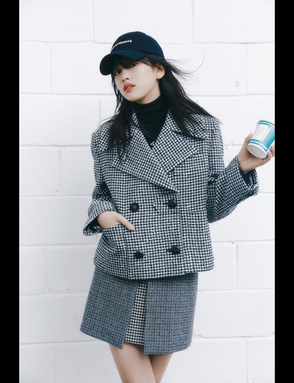 1. Setelan Plaid Blazer ala Yujin IVE