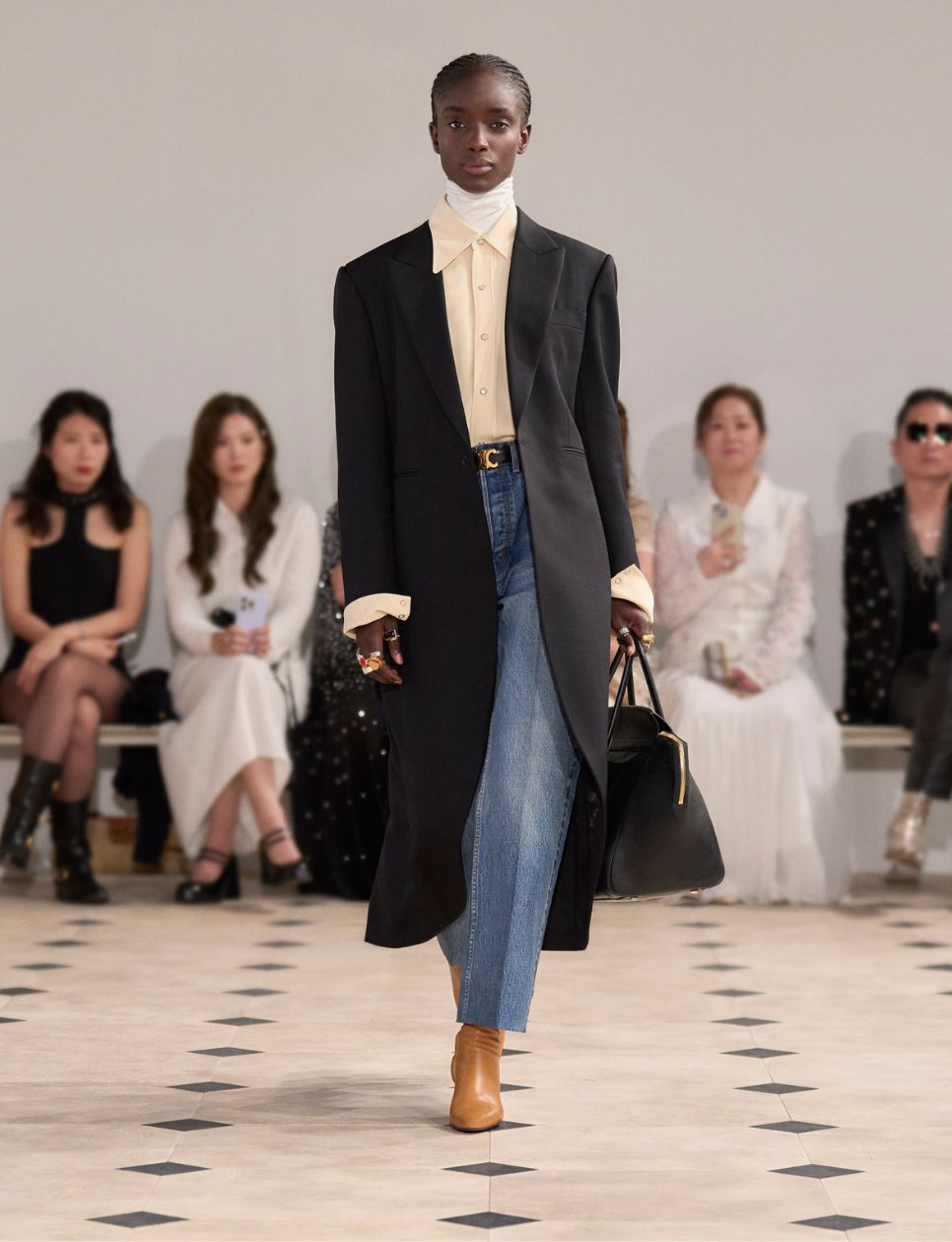 Celine Show untuk koleksi Spring 2026 (sumber gambar: https://www.celine.com/en-int/cm/fashion-show-spring-2026?nav=E26)