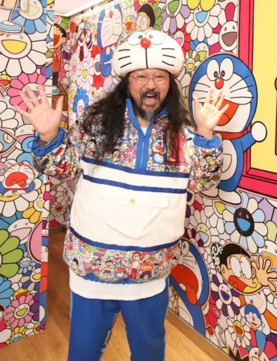 Takashi Murakami, seniman yang bekerja sama kembali dengan Louis Vuitton (sumber gambar: https://wwd.com/business-news/retail/feature/takashi-murakamis-playful-signature-strikes-again-at-uniqlo-1202661488/)