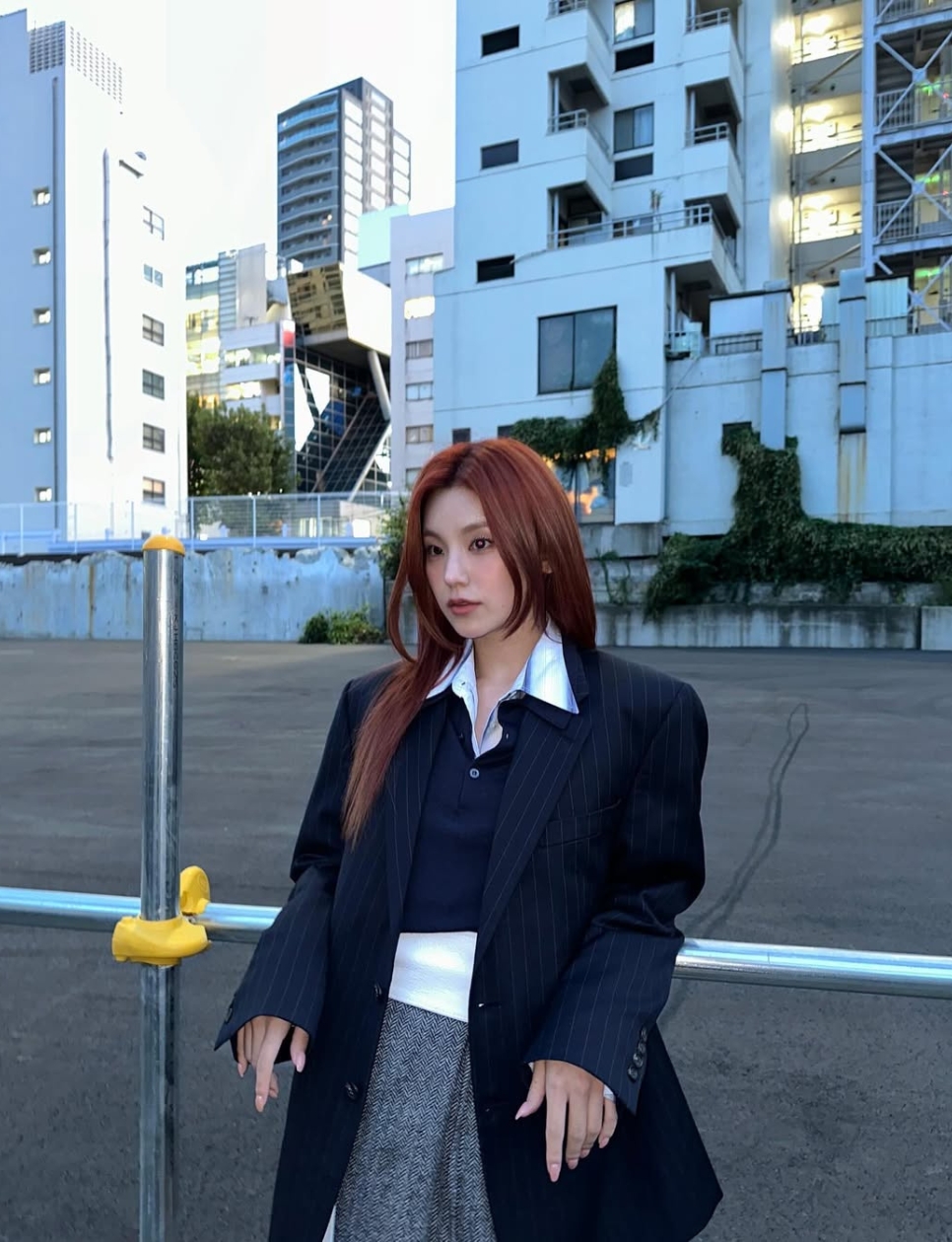 3. Oversized Blazer dan Midi Skirt dari Yeji Itzy