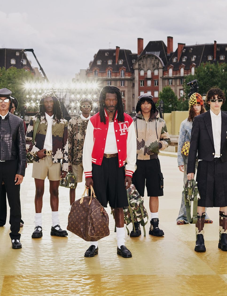 Koleksi debut Pharrell Williams di Louis Vuitton (sumber gambar: https://uk.louisvuitton.com/eng-gb/magazine/articles/men-spring-summer-2024-paris#details)
