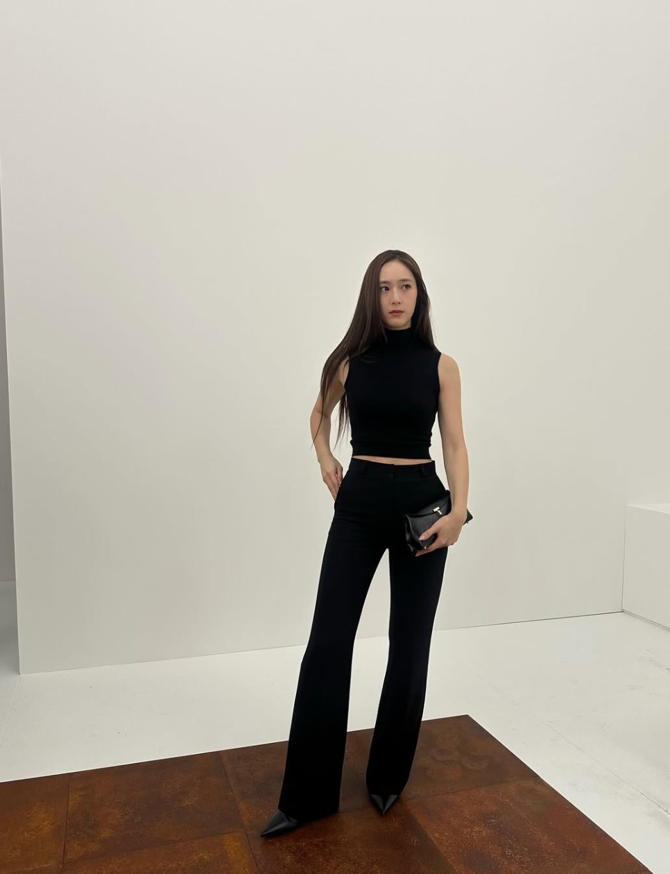 4. Turtleneck dan Tailored Pants ala Krystal Jung