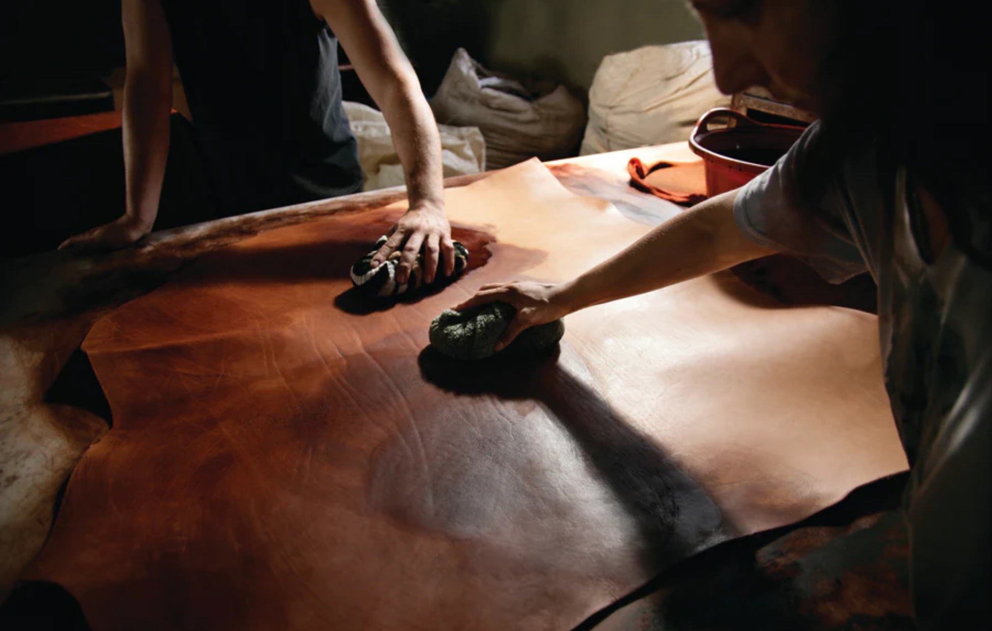 Leather yang dipakai pada produk The Bridge (Sumber foto: www.thebridgefirenze.com)