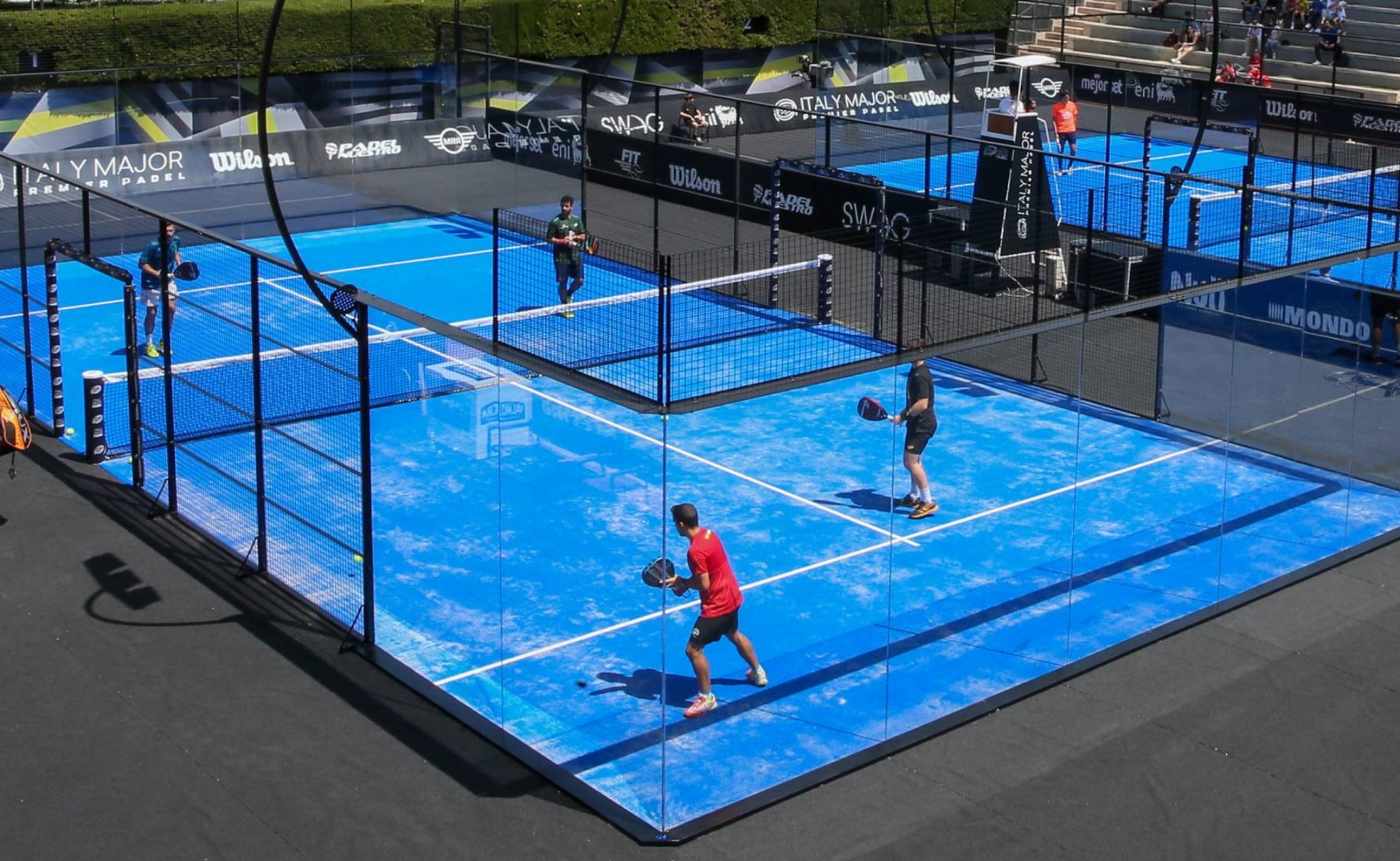 Pertandingan padel di lapangan secara langsung (Sumber foto: twentysixclinic.com)