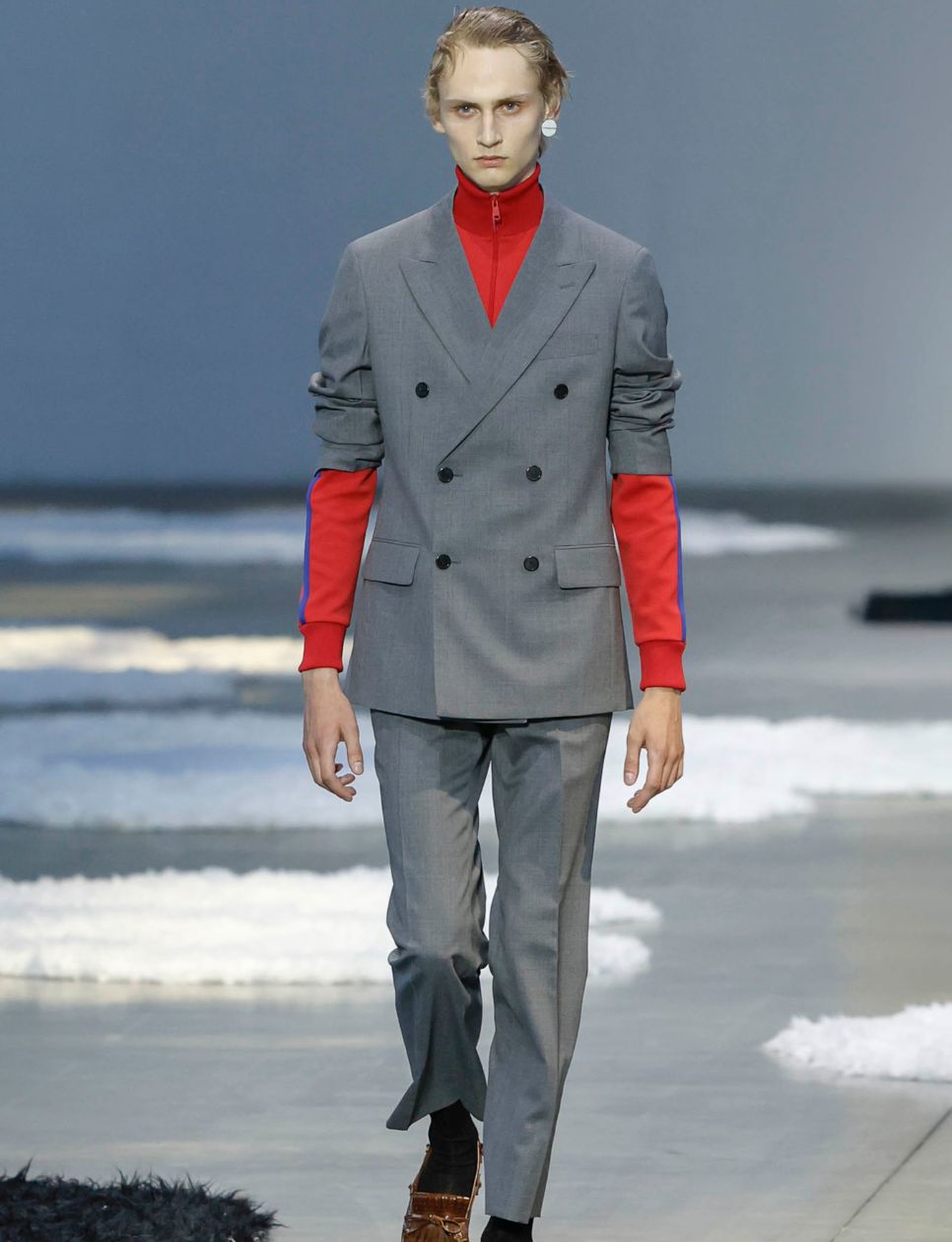 Prada Spring/Summer 2026 Menswear Show di Milan Fashion Week (Sumber gambar: https://www.prada.com/us/en/pradasphere/fashion-shows/2026/ss-menswear.html)