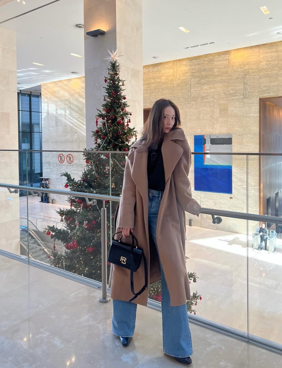 5. Long Coat dan Jeans dari Krystal Jung