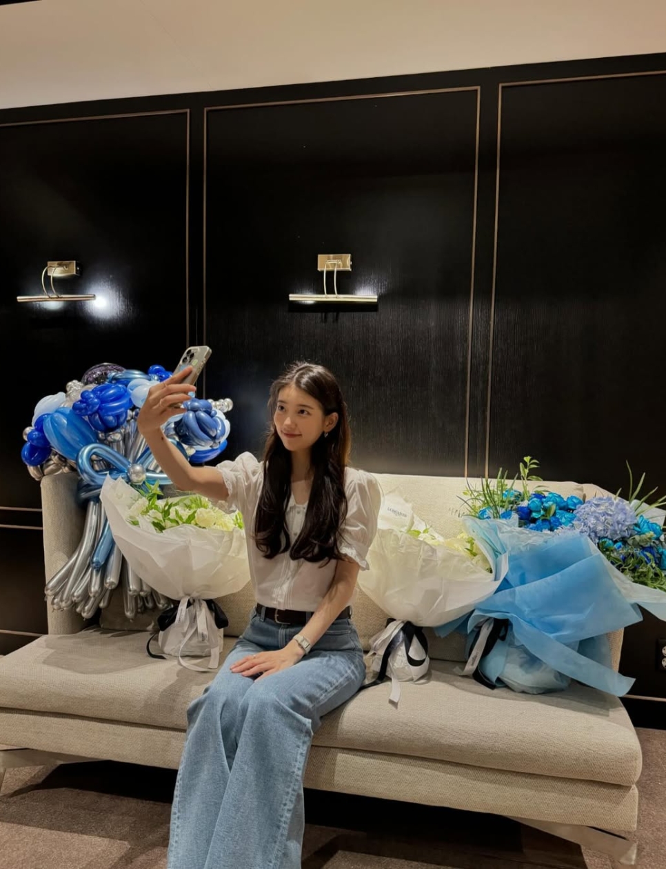 6. Blus Putih dan Jeans ala Bae Suzy
