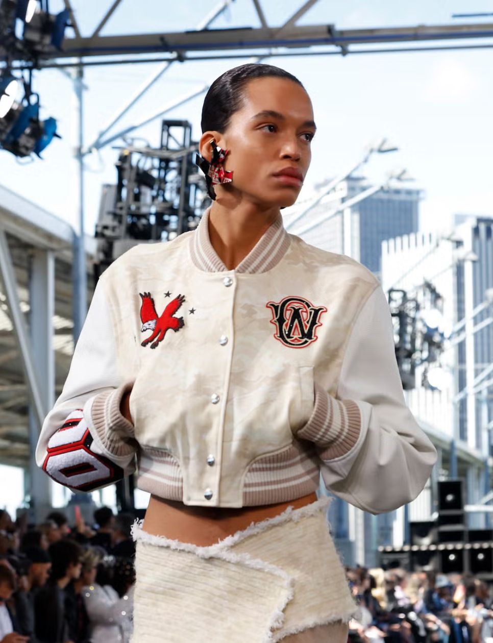 Fashion show di New York Fashion Week (sumber gambar: https://www.harpersbazaar.com/fashion/fashion-week/a62189438/new-york-fashion-week-spring-2025-scene-report/)