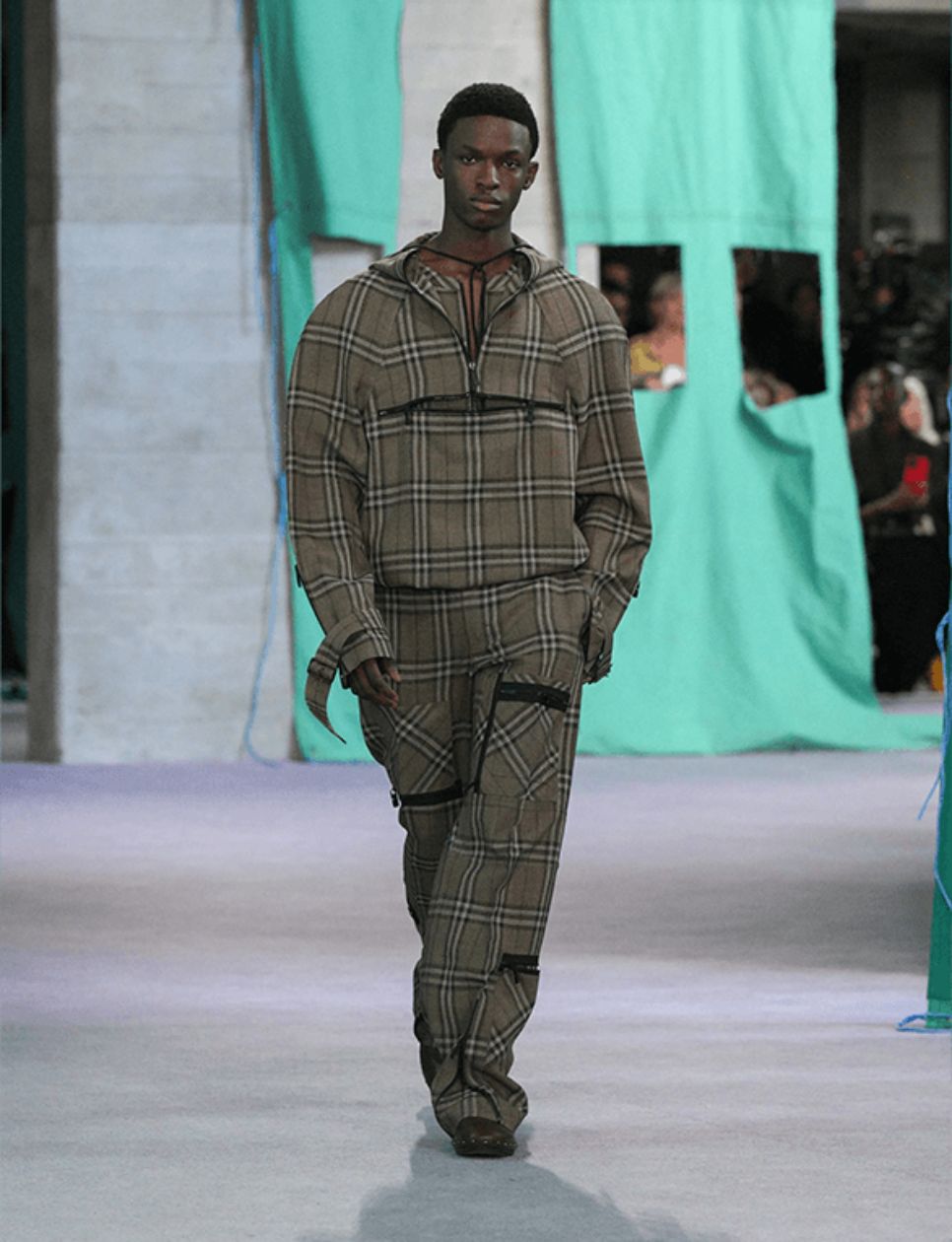 Burberry Spring/Summer 2025 di Milan Fashion Week (sumber gambar: https://int.burberry.com/c/burberry-world/collections/summer-2025-show/)