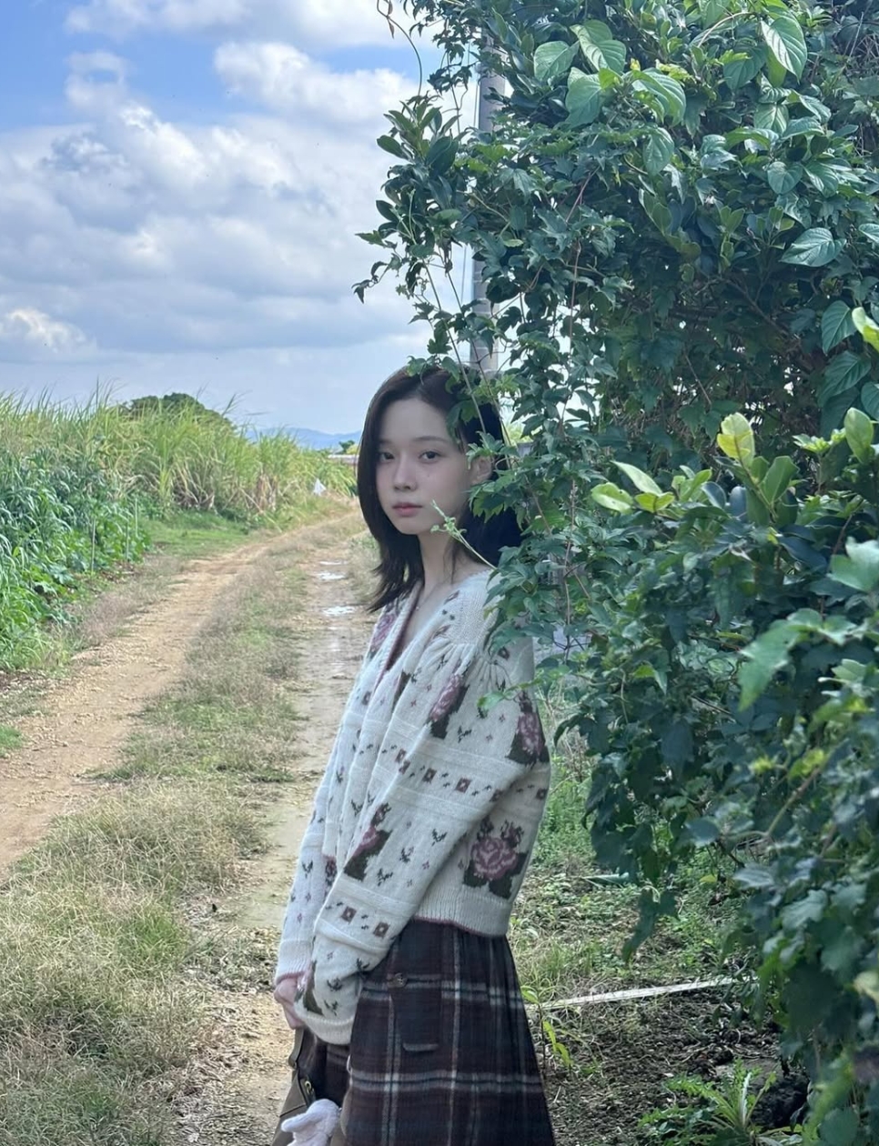 8. Cardigan dan Plaid Skirt ala Winter Aespa