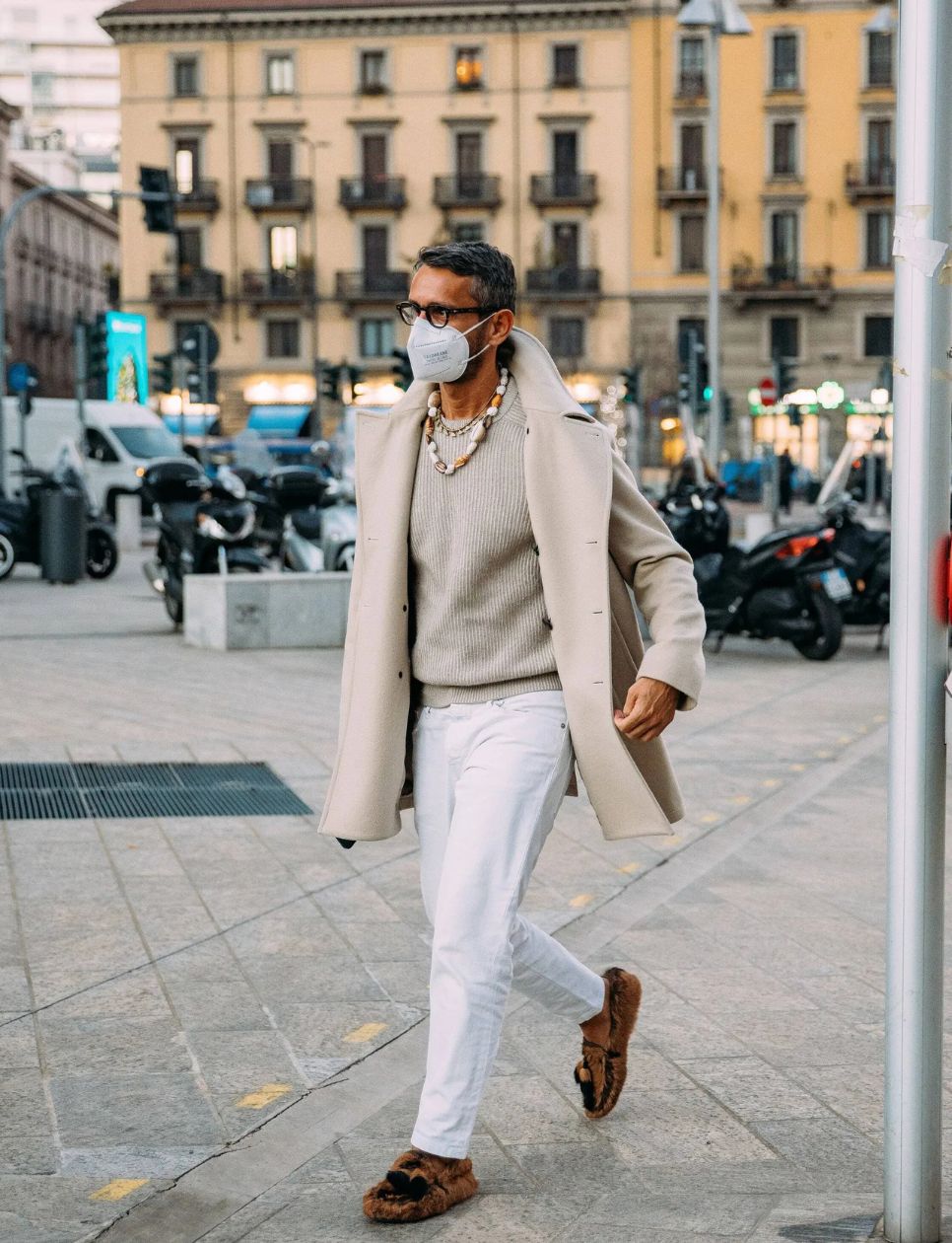 Inspirasi outfit kantor pria (sumber gambar: https://www.vogue.com/article/mens-winter-fashion-styling-tricks-street-style)