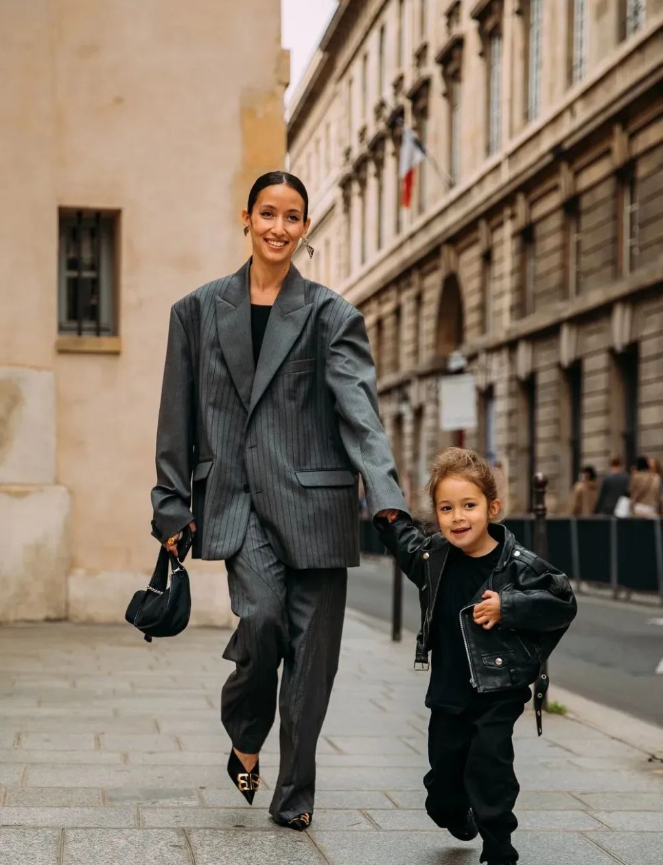 Salah satu inspirasi outfit kantor wanita (sumber gambar: https://www.vogue.com/article/casual-work-outfits)