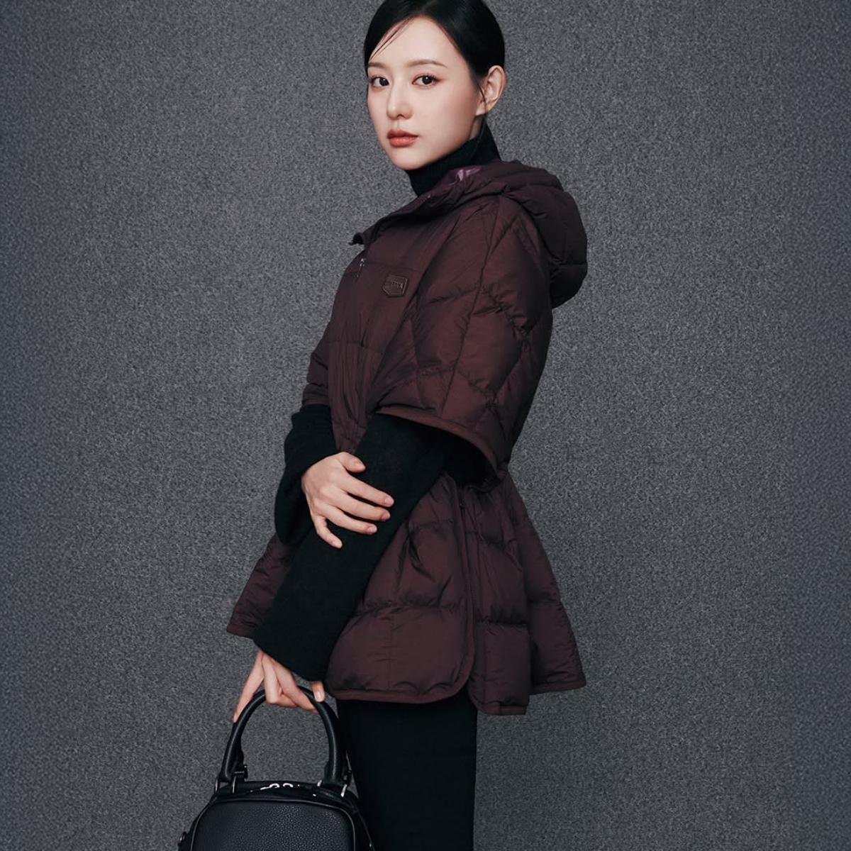 Kim Ji Won memakai winterwear yang nyaman (Sumber foto: Instagram/duveticaofficial)