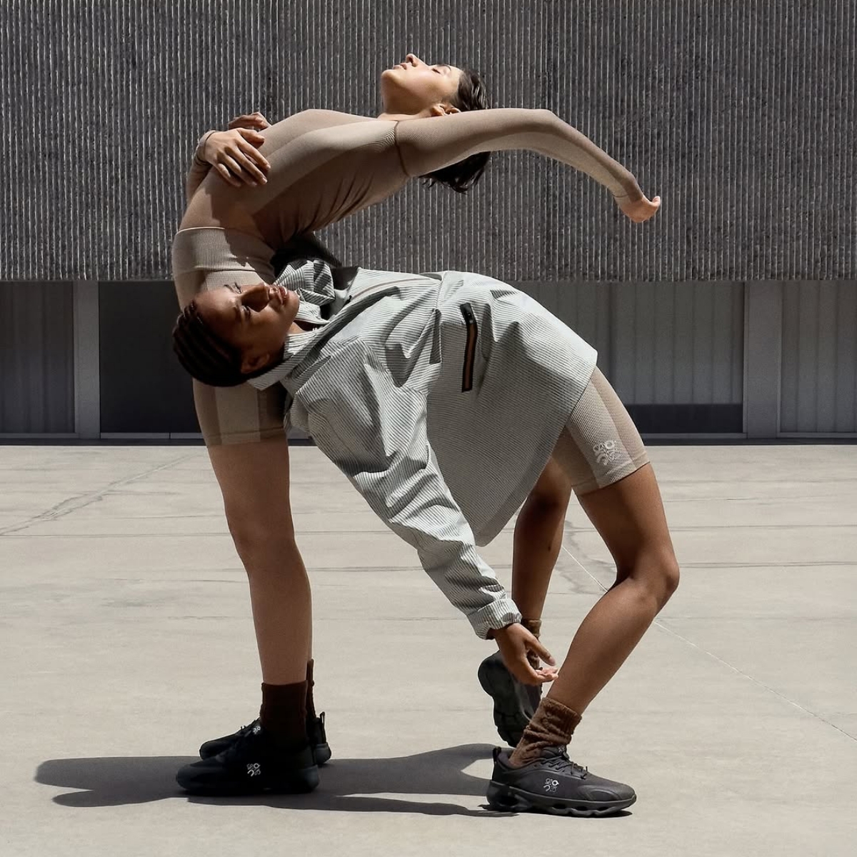 Kolaborasi Loewe x ON (Sumber foto: Instagram/loewe)