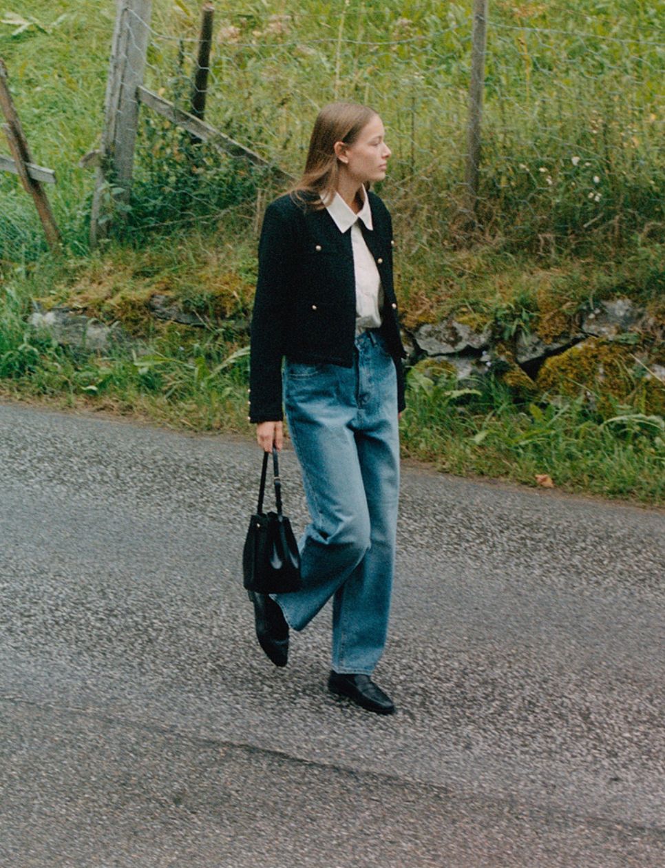Koleksi Fall/Winter 2025 dari Folnua (sumber gambar: https://fashionbiz.co.kr/article/210357)