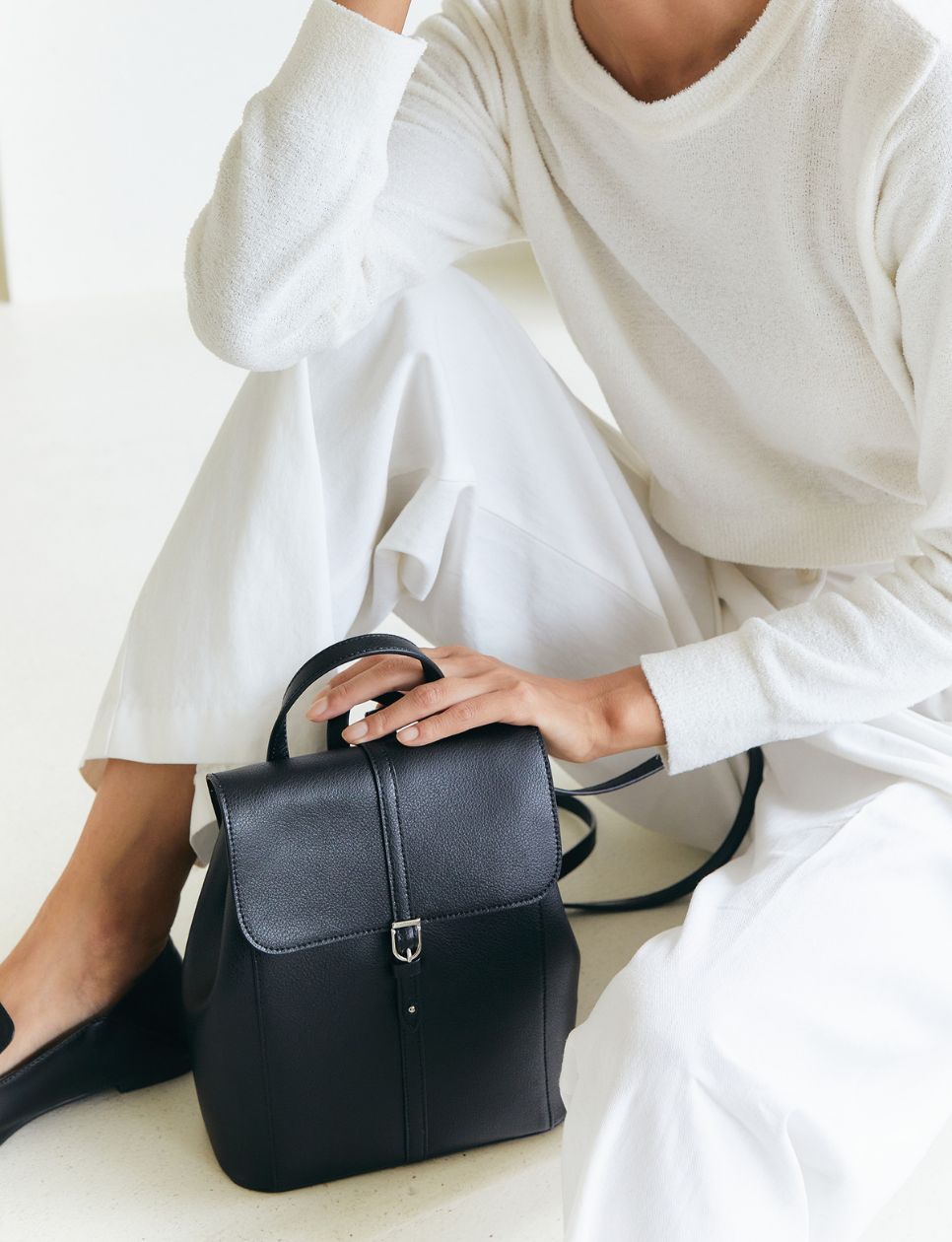 Lookbook dari Monorow (sumber gambar: https://www.monorow.kr/artfinger/detail_lookbook.html?product_no=200&cate_no=58&display_group=1)