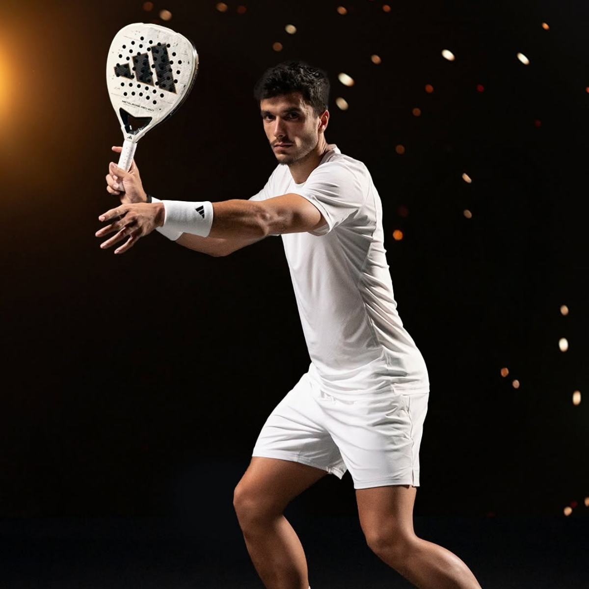 Model memakai raket padel Adidas (Sumber foto: Instagram/adidaspadel)