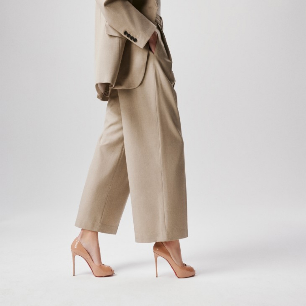 Model memakai high-heel Christian Louboutin (Sumber foto: us.christianlouboutin.com)