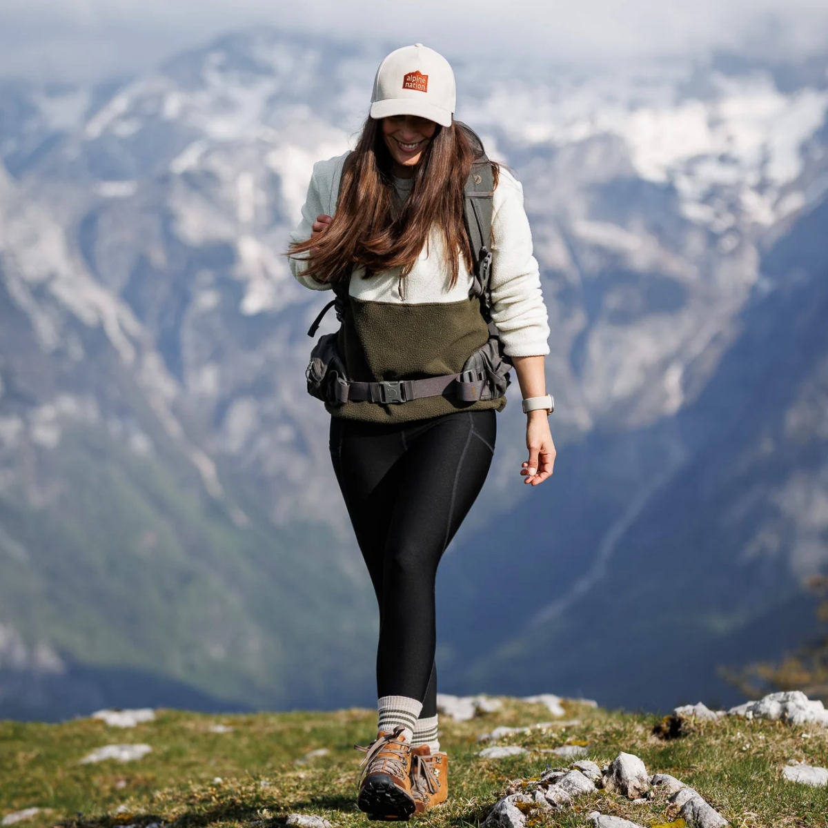 Model memakai outfit trekking (Sumber foto: eu.alpinenation.com)