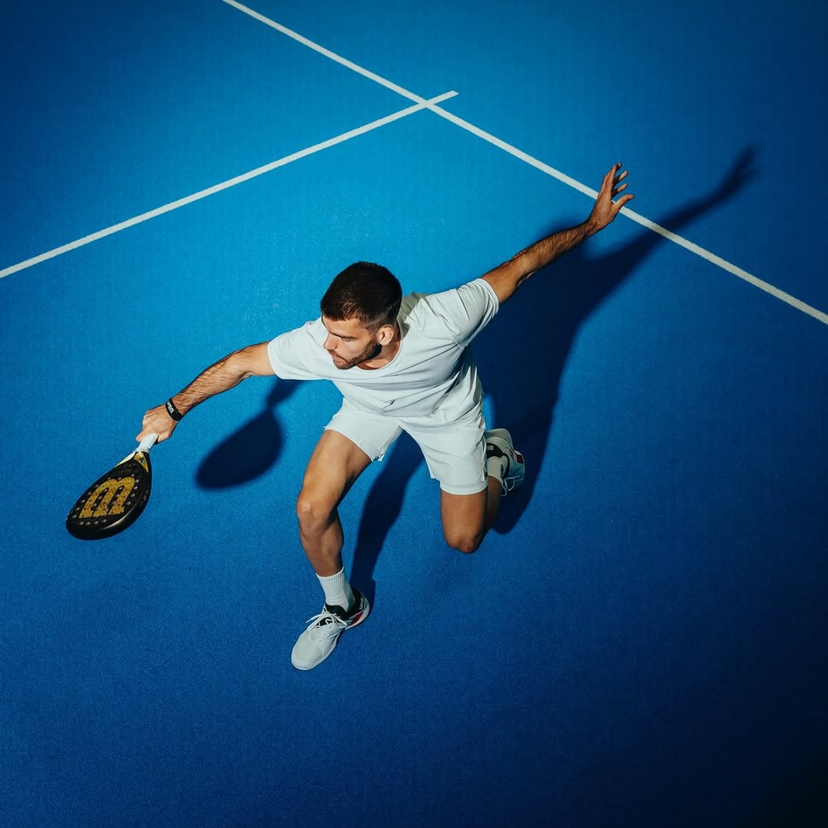 Pemain profesional memakai raket padel Wilson (Sumber foto: Instagram/wilsonpadel)