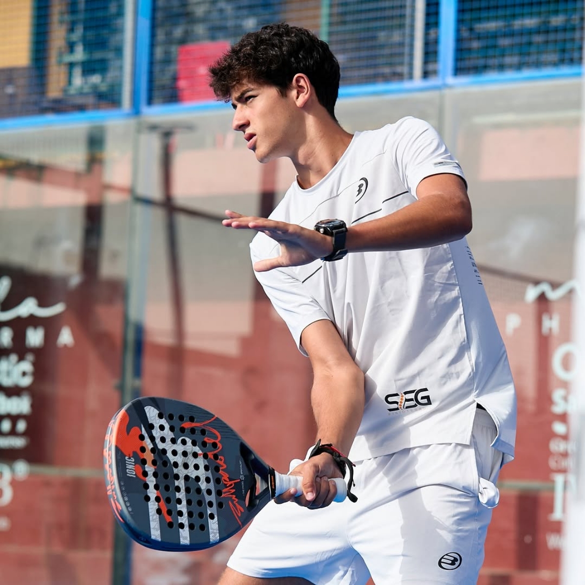 Pemain padel memakai raket Bullpadel (Sumber foto: Instagram/bullpadelsport)