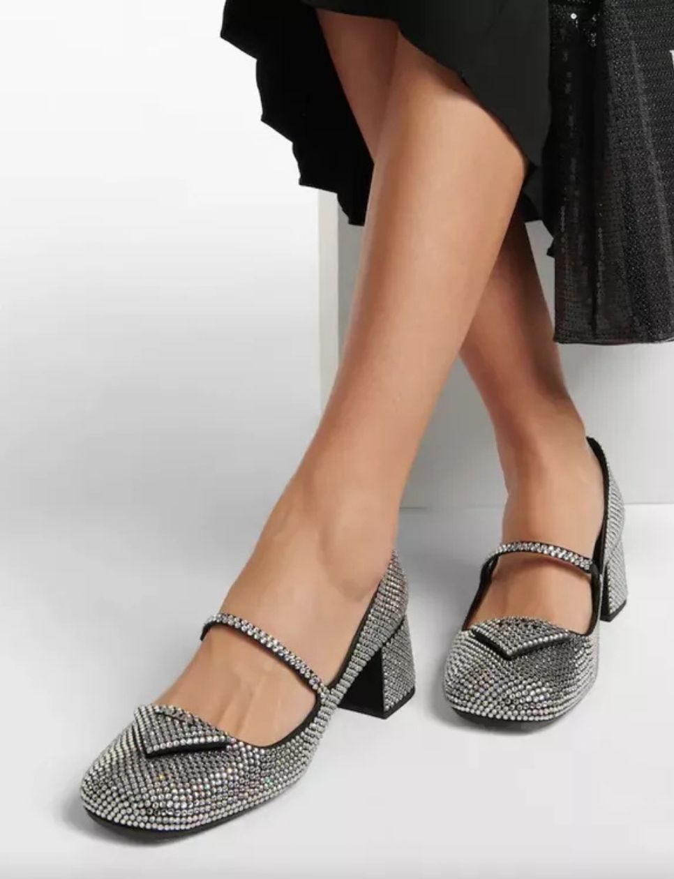 Prada Mary Jane (sumber gambar: https://www.voguescandinavia.com/articles/the-never-ending-appeal-of-mary-jane-pumps)