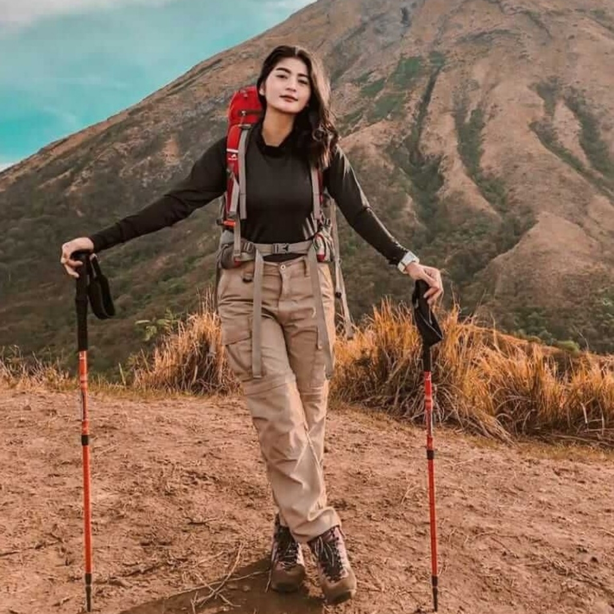 1. Atasan Lengan Panjang dan Celana Kargo yang Versatile dan Protektif