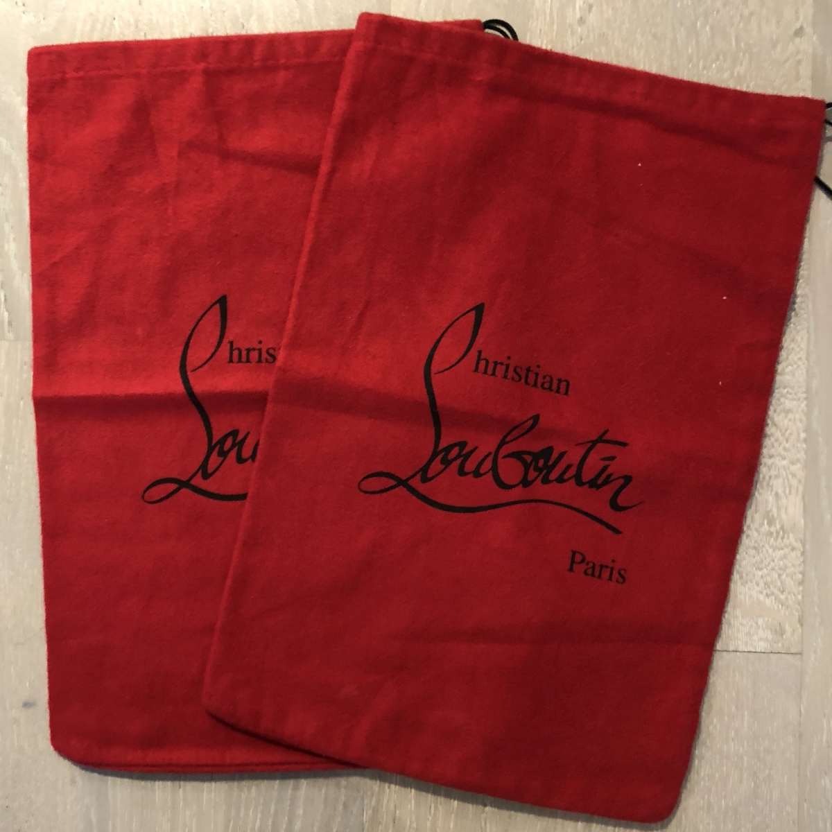 Dustbag merah (Sumber foto: luxity.co.za)