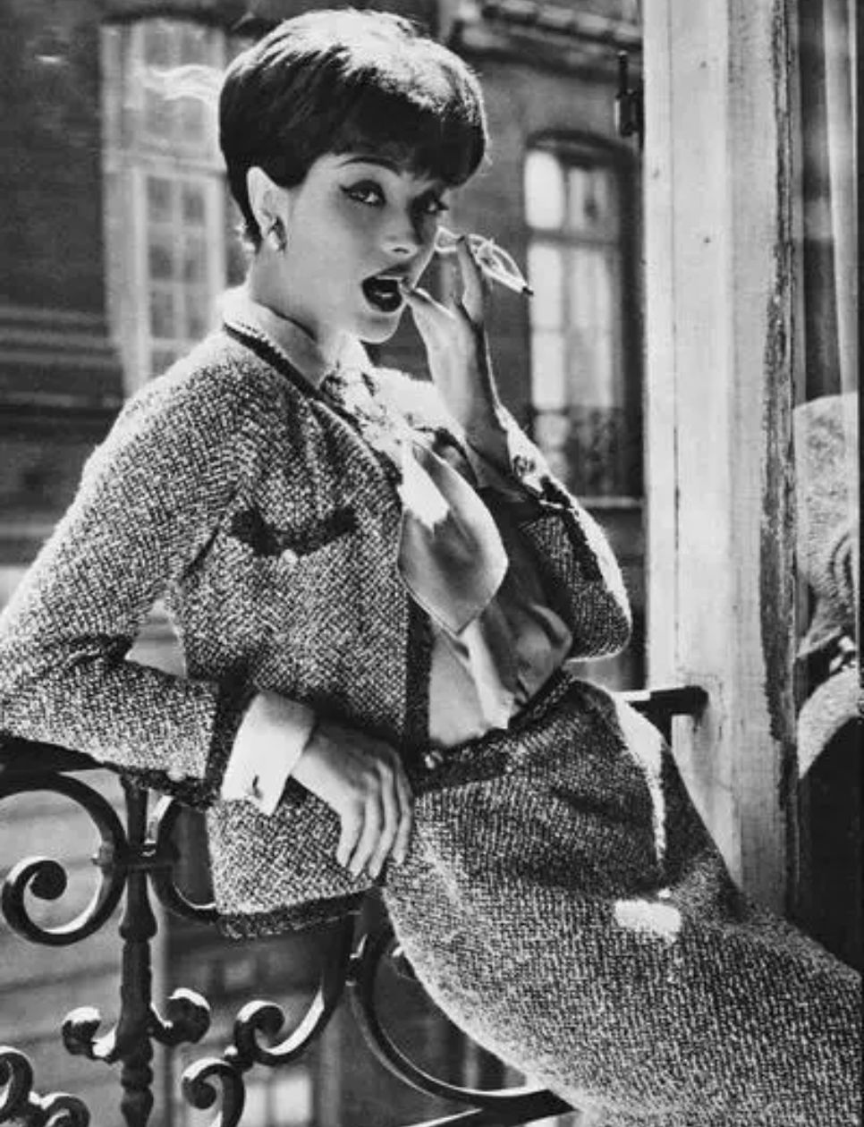 Koleksi tweed dari Chanel (sumber gambar: https://www.chanel.com/us/about-chanel/the-house-of-chanel/1950/)