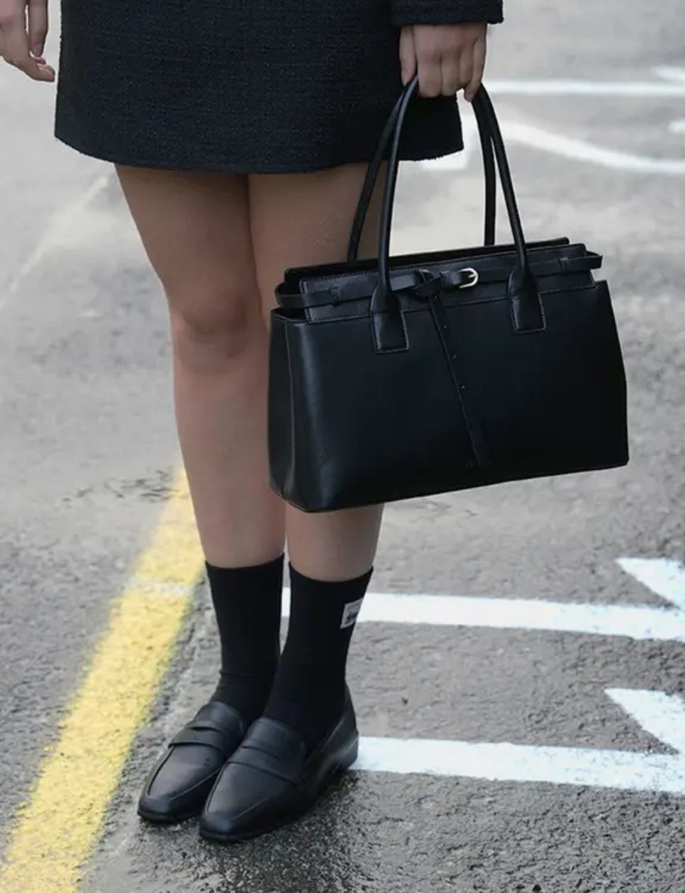 2. Folnua Anneau Plain Leather Handbag