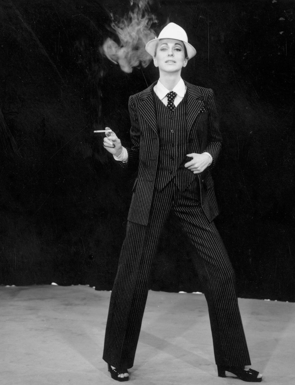 YSL’s “First” pantsuit, Spring 1967 Haute Couture (sumber gambar: https://www.vogue.com/article/1960s-fashion-history-lesson)